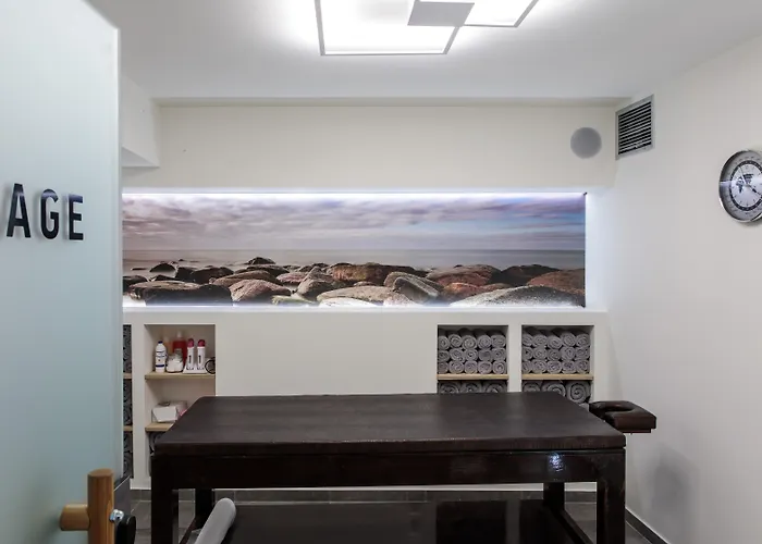 Отель Liana & 4*