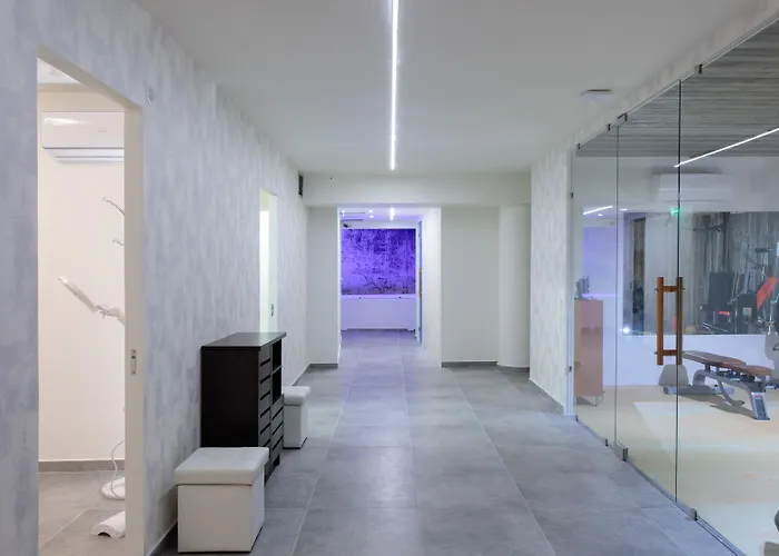 Отель Liana & 4*